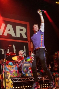 coldplay-performing-war-child-gig-01b7d813acac6cfdbd1919040b.jpg