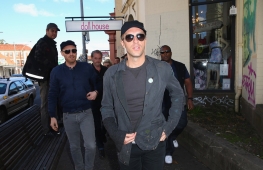 Chris+Martin+Coldplay+Films+Video+Sydney+L2CfhvlMtB3x.jpg