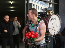 Chris+Martin+Coldplay+Films+Video+Sydney+m_G-mlo8ZJUx.jpg