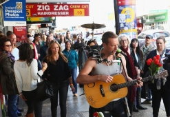 Chris+Martin+Coldplay+Films+Video+Sydney+tn_XjYLoXPcx.jpg