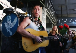 ChrisMartinColdplayFilmsVideoSydneydENTnPtA483x.jpg