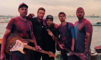 Interview: Ben Mor qui nous parle du tournage du clip d'Hymn For The Weekend et de son travail avec le groupe